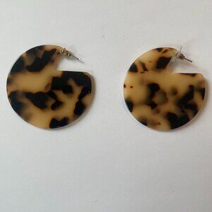 NWOT - Tortoiseshell acetate circular earrings
